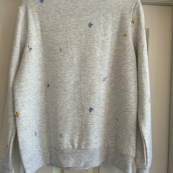 NWT Gloria Vanderbilt LG sweatshirt with small embroidered flowers - Picture 2 of 10